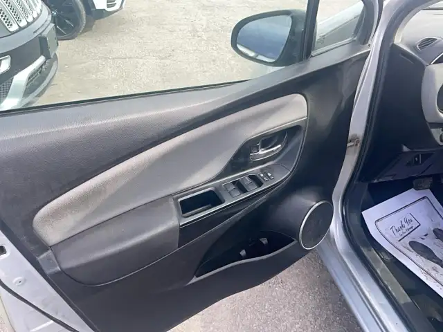 2017 Toyota Yaris LE - Photo 9