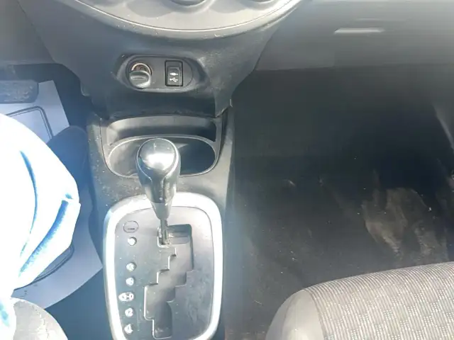 2017 Toyota Yaris LE - Photo 18