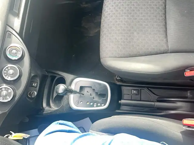 2017 Toyota Yaris LE - Photo 19