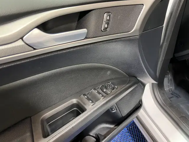 2020 Ford Fusion Hybrid - Photo 11
