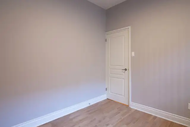 Downtown renovated semi-basement 2-bedroom apartment - ID 44 - Photo 10