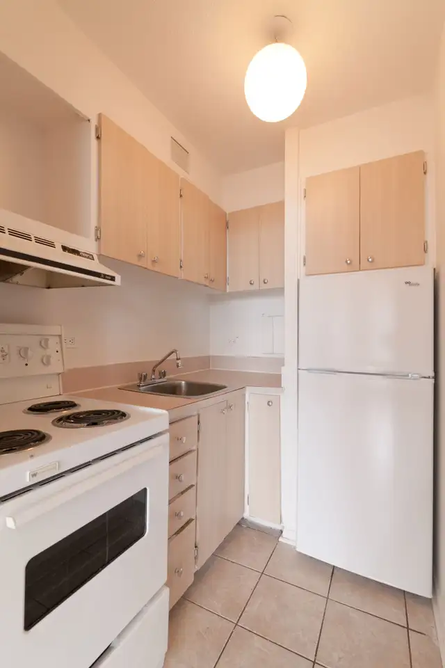 2 1/2 Studio with den available near Concordia - ID 4464 - Photo 4