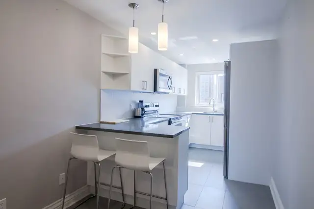 renovated 2-bedroom 1 bath apartment, near Peel, July - ID 409 - Photo 3