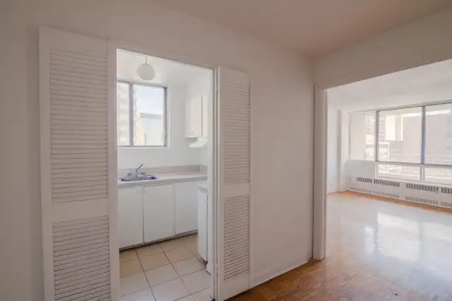 spacious one-bedroom apartment with balcony - ID 4461 - Photo 2