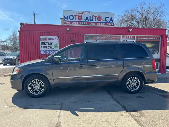2015 Chrysler Town & Country Touring L - Photo 2