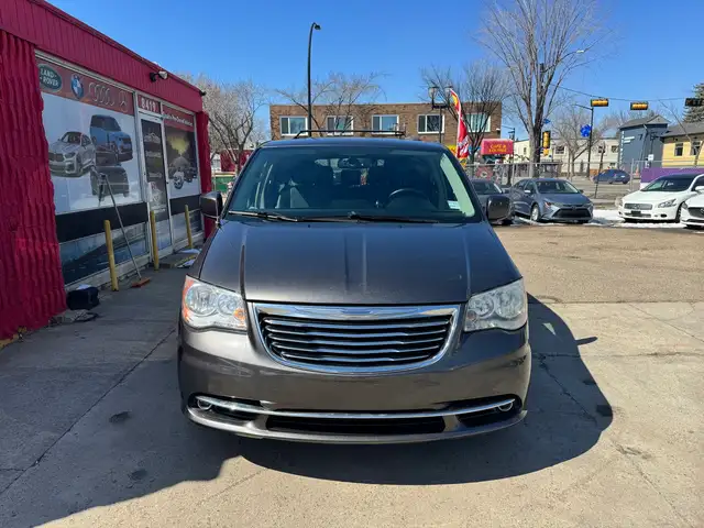 2015 Chrysler Town & Country Touring L - Photo 3