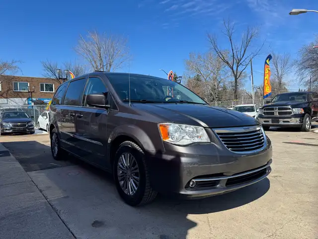 2015 Chrysler Town & Country Touring L - Photo 4