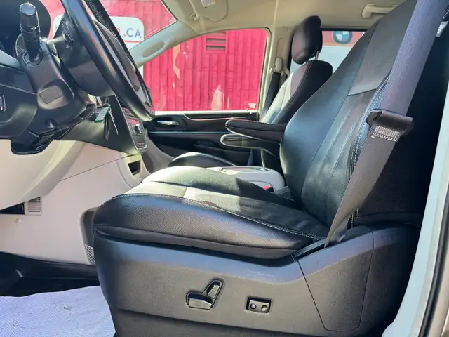 2015 Chrysler Town & Country Touring L - Photo 5