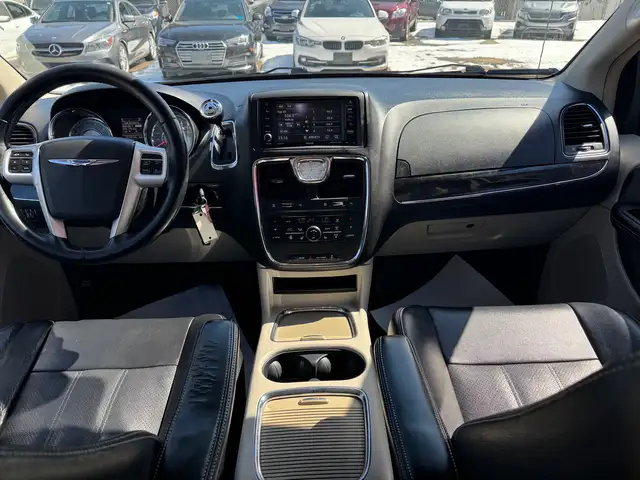 2015 Chrysler Town & Country Touring L - Photo 7