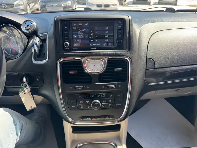 2015 Chrysler Town & Country Touring L - Photo 8