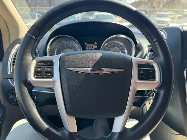 2015 Chrysler Town & Country Touring L - Photo 10