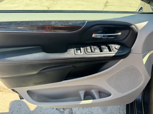 2015 Chrysler Town & Country Touring L - Photo 13