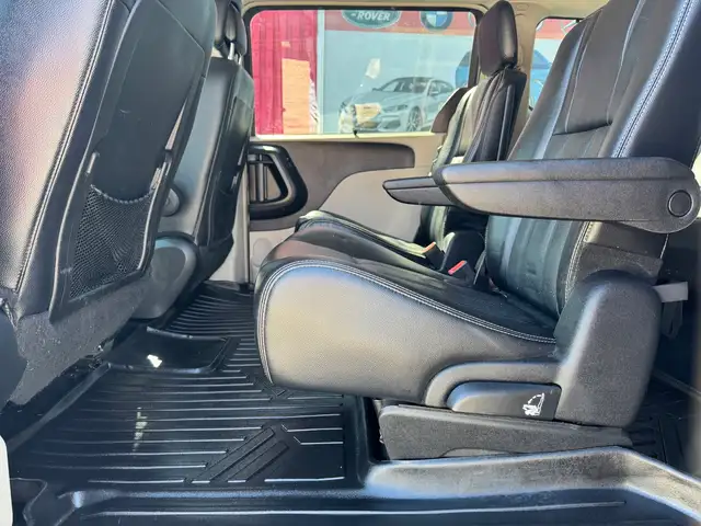 2015 Chrysler Town & Country Touring L - Photo 14