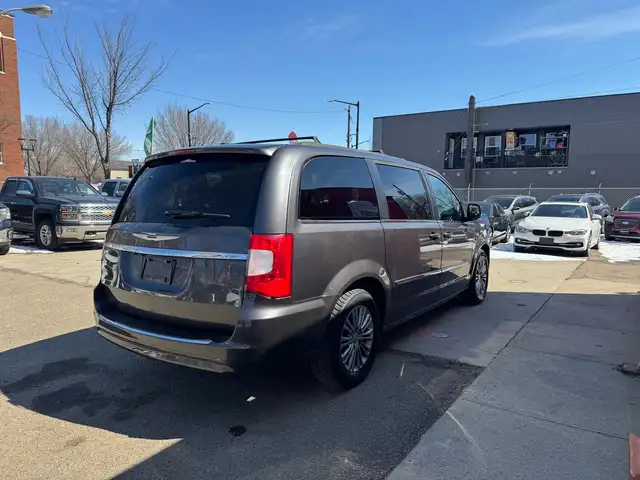 2015 Chrysler Town & Country Touring L - Photo 16