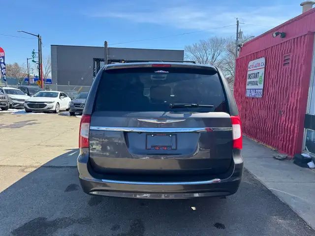 2015 Chrysler Town & Country Touring L - Photo 17