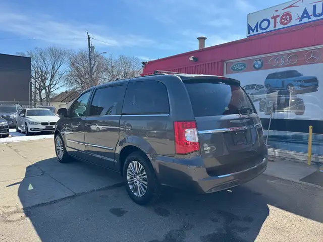 2015 Chrysler Town & Country Touring L - Photo 18