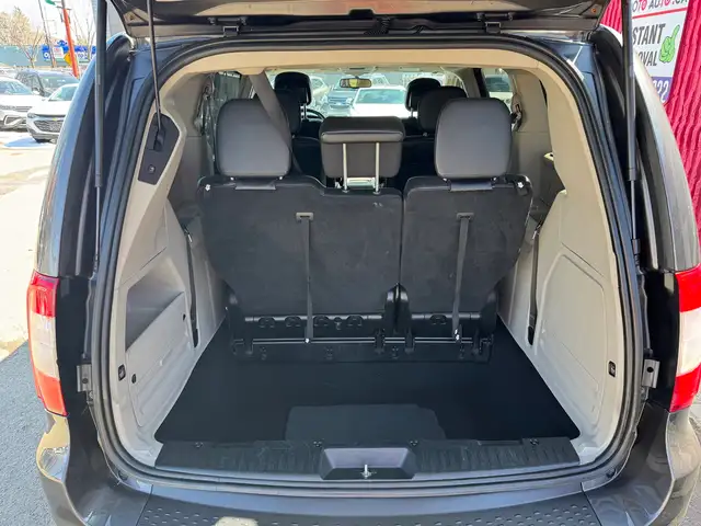 2015 Chrysler Town & Country Touring L - Photo 19