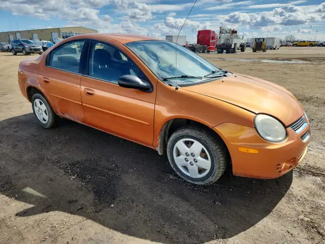 2005 Dodge Neon - Photo 2