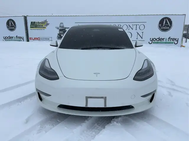 2021 Tesla Model 3 - Photo 2