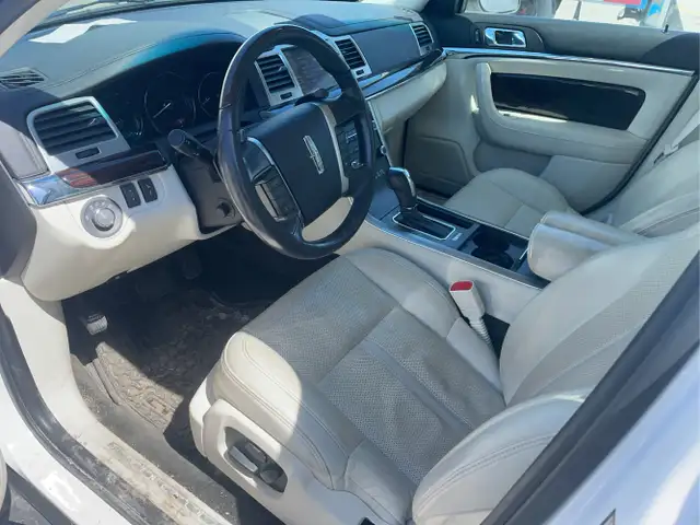 2011 Lincoln MKS - Photo 10
