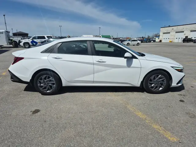 2025 Hyundai ELANTRA - Photo 4