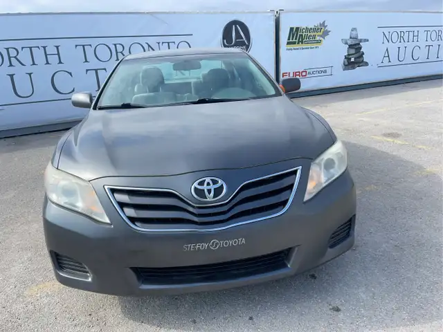 2011 Toyota Camry - Photo 2