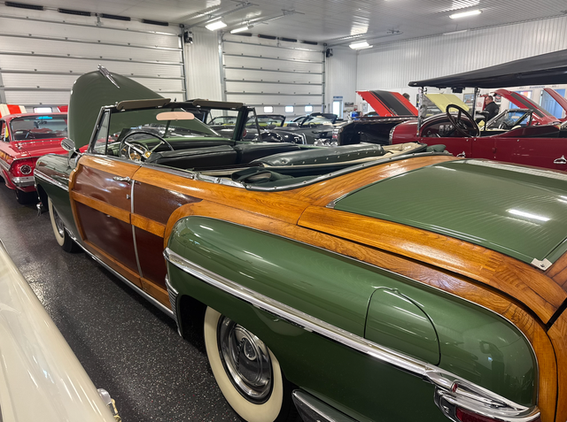 1949 Chrysler Town & Country - Photo 2