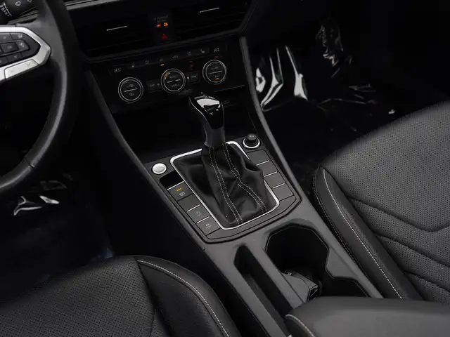 2024 Volkswagen Jetta Highline, SUNROOF, LEATHER SEATS, APPLE CA - Photo 24