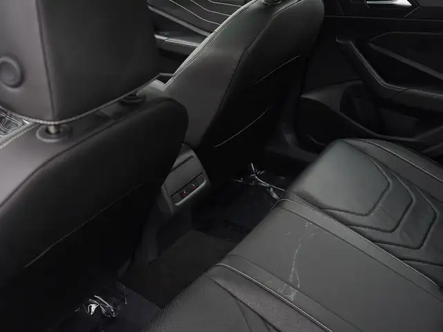 2024 Volkswagen Jetta Highline, SUNROOF, LEATHER SEATS, APPLE CA - Photo 30