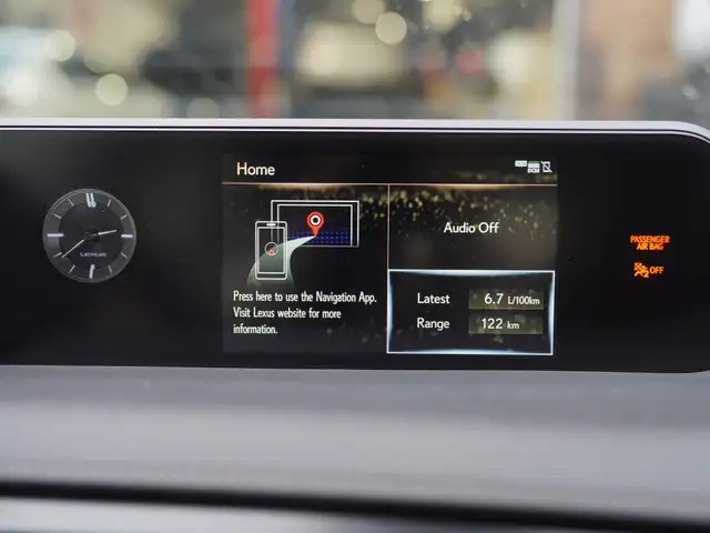 2022 Lexus UX 250H Luxury, BSM, Adaptive Cruise Control, Apple C - Photo 24