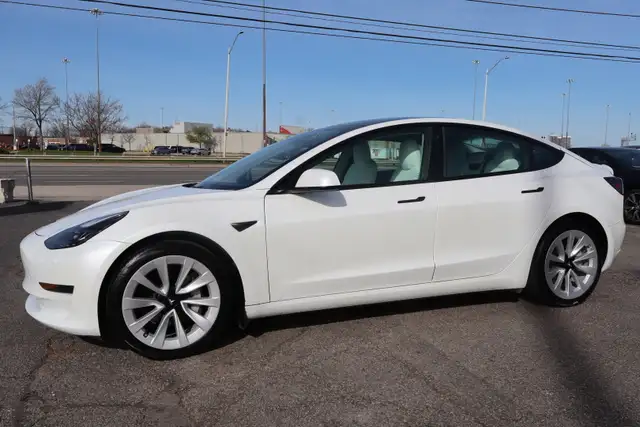 2022 Tesla Model 3 - Photo 3