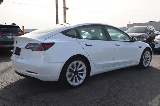2022 Tesla Model 3 - Photo 7