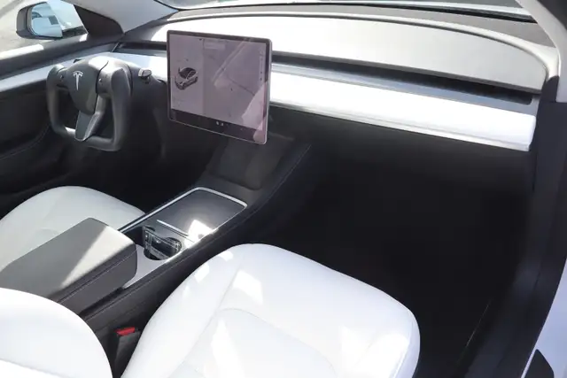 2022 Tesla Model 3 - Photo 11