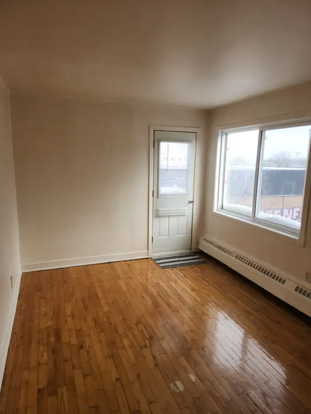 Lasalle Magnifique Grand 2 ½ disponible pour maintenant ou mai. - Photo 3