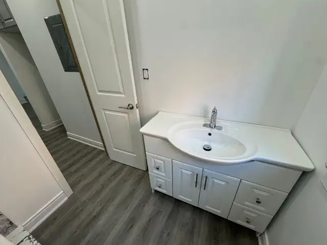 TOP FLOOR – FULLY RENOVATED 2 BEDROOM APARTMENT | KING & SHERMAN