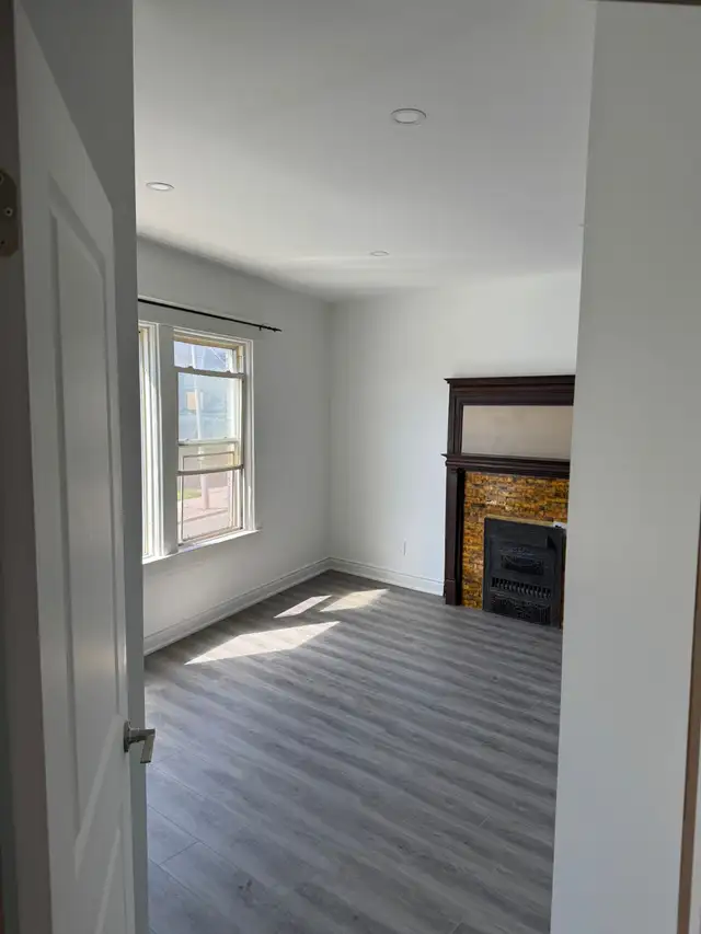 TOP FLOOR – FULLY RENOVATED 2 BEDROOM APARTMENT | KING & SHERMAN - Photo 10