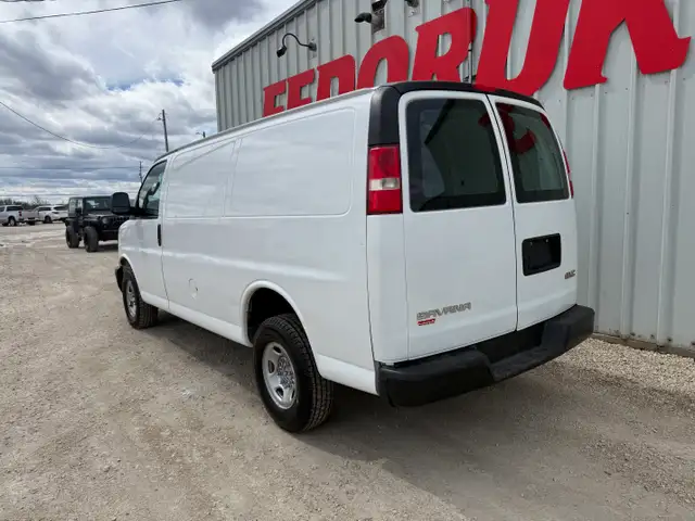 2017 GMC Savana G2500 Cargo - Photo 2