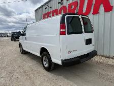 2017 GMC Savana G2500 Cargo - Photo 2