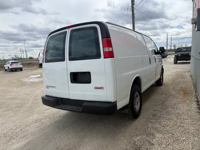 2017 GMC Savana G2500 Cargo - Photo 4