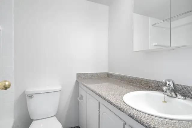 Cote-des-Neiges Apartments - Bachelor available at 4760 Chemin d - Photo 11
