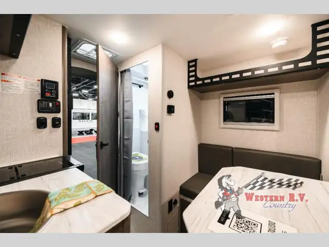 2026 Lance Squire Truck Campers SQ610 - Photo 6