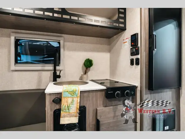 2026 Lance Squire Truck Campers SQ610 - Photo 8