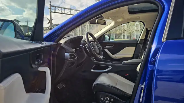 This Sport Utility Vehicle (SUV)/Multi-Purpose Vehicle (MPV) pow - Photo 11