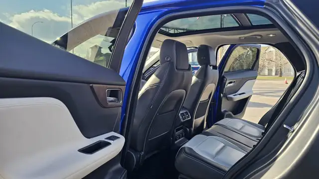 This Sport Utility Vehicle (SUV)/Multi-Purpose Vehicle (MPV) pow - Photo 13