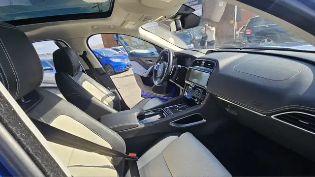 This Sport Utility Vehicle (SUV)/Multi-Purpose Vehicle (MPV) pow - Photo 15