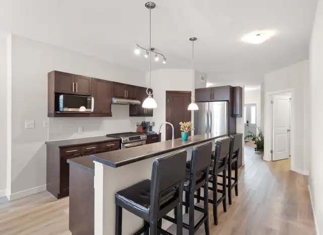 OH! 1500  sqft 4bdrm bungalow w/ 22x22 dbl att garage! - Photo 5