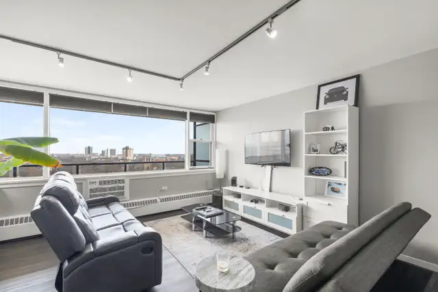 Bright & Open 800sqft Condo offering panoramic city views! - Photo 2
