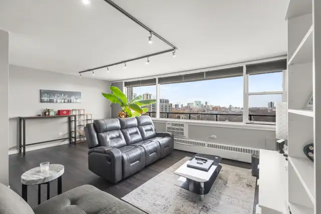 Bright & Open 800sqft Condo offering panoramic city views! - Photo 3