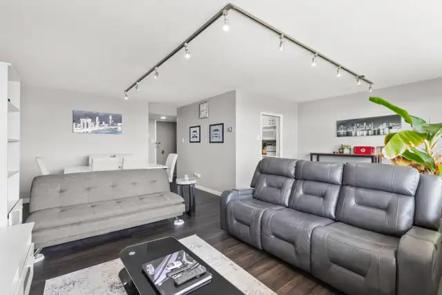 Bright & Open 800sqft Condo offering panoramic city views! - Photo 4