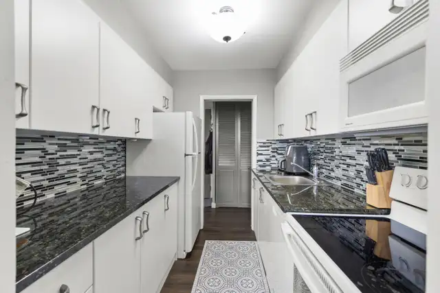 Bright & Open 800sqft Condo offering panoramic city views! - Photo 5